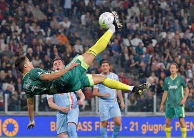 Chùm ảnh: Cristiano Ronaldo suýt lập lại siêu phẩm vào lưới Buffon