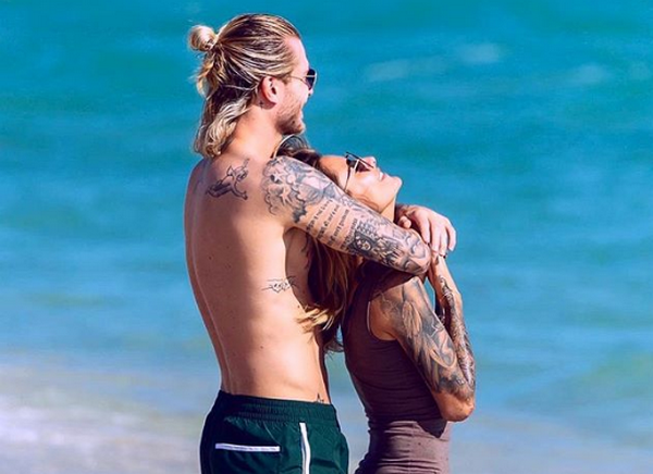 Ảnh bài viết Tiếp tục mắc sai lầm, Karius khiến bạn gái 'mang họa'