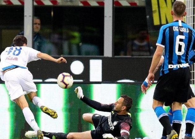 Gánh Inter Milan còng lưng, "Thánh Handa" được đề nghị gia hạn hợp đồng
