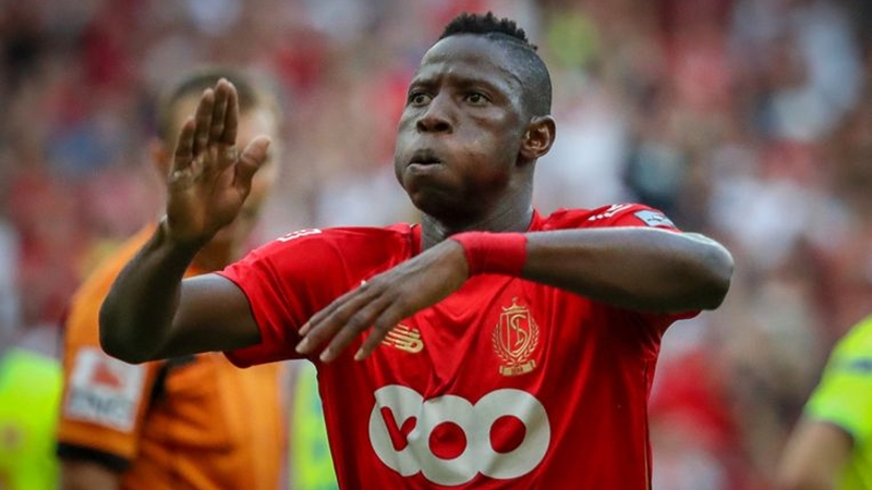 Hết tiền đi chợ, AC Milan ngậm ngùi tranh sao lạ với Southampton