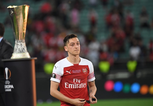 'Ozil chẳng làm được gì so với Hazard'