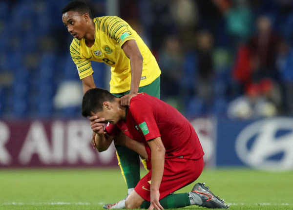 Vô địch châu Âu, đàn em Ronaldo vẫn 'sấp mặt' tại vòng bảng World Cup