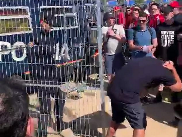 Ảnh bài viết Láo nháo, fan Liverpool 3 lần 'ăn gậy' từ cảnh sát Tây Ban Nha