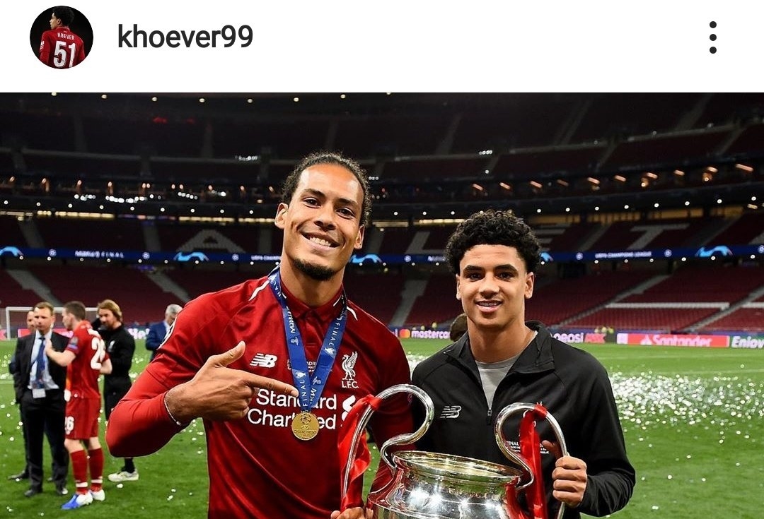 Ảnh bài viết Sao trẻ Liverpool bị đàn anh dỗi vì chỉ chụp hình với Van Dijk