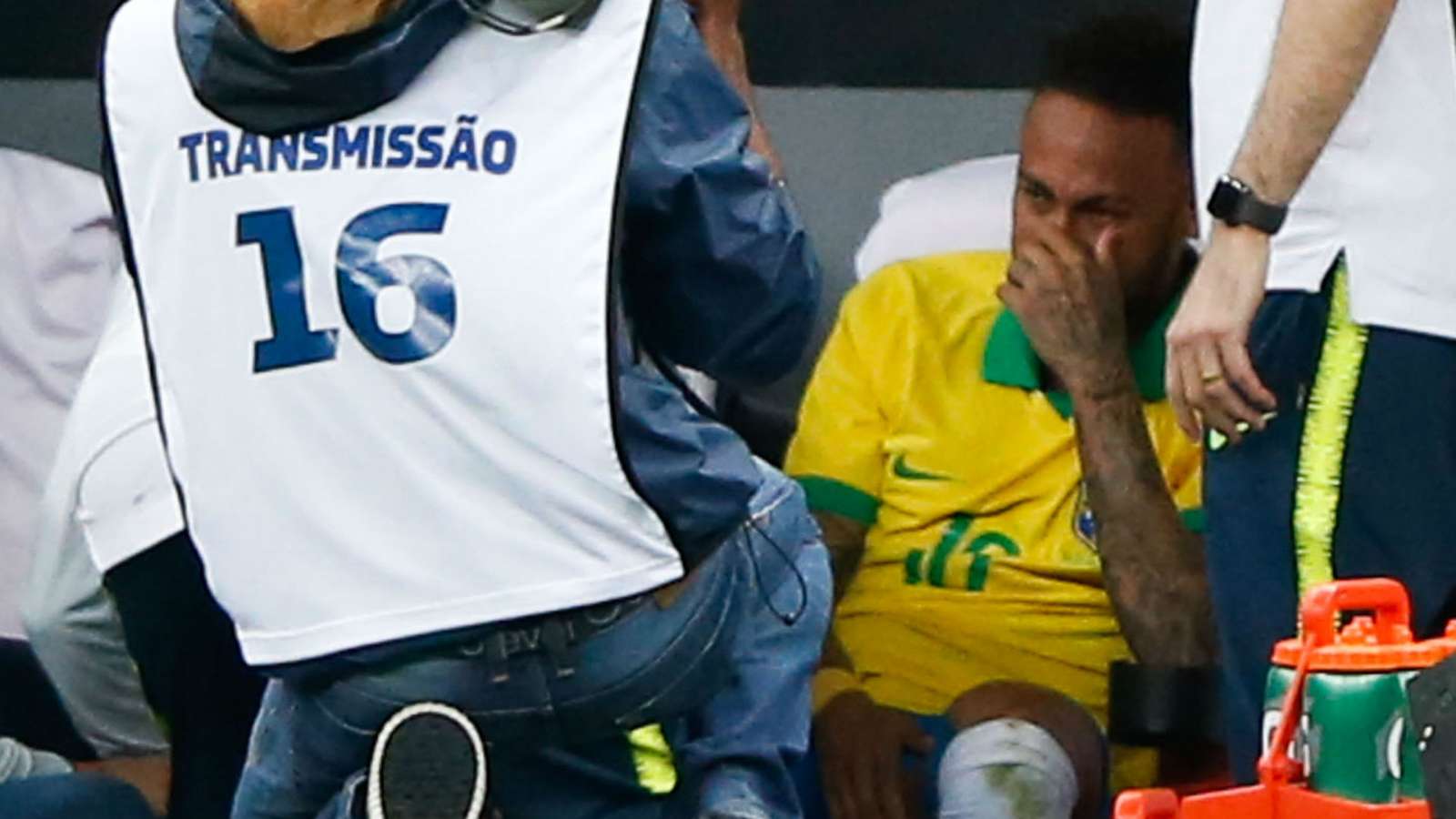 Gặp chấn thương, Neymar khóc nức nở ngay trên sân