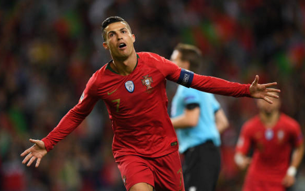 Hattrick 'thần thánh', Ronaldo đưa Bồ Đào Nha vào chung kết