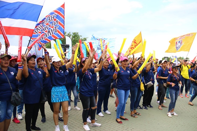 Chưa đấu Ấn Độ, CĐV Thái Lan đã "nhuộm xanh" Buriram
