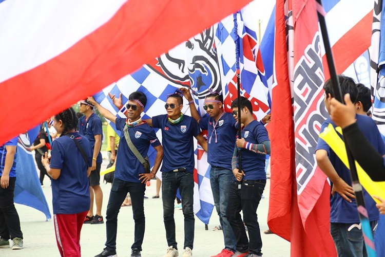 Quyết báo thù Ấn Độ, CĐV ủng hộ Thái Lan cực nhiệt tại "chảo lửa" Chang Arena