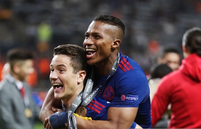 13 sao xịn Premier League vừa bị thải loại: 'Sếu vườn' và 4 đội trưởng