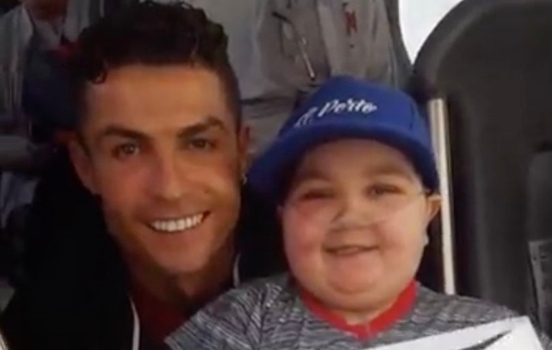 Ảnh bài viết Với hành động này, Ronaldo lại đốn tim người hâm mộ