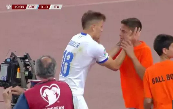 Ảnh bài viết Sút thẳng vào mặt 'ball boy', mục tiêu của Arsenal ngay lập tức làm điều này