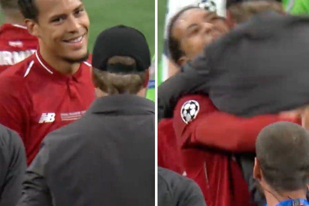 Ảnh bài viết CĐV phát cuồng với pha ăn mừng đặc biệt giữa Van Dijk và Klopp