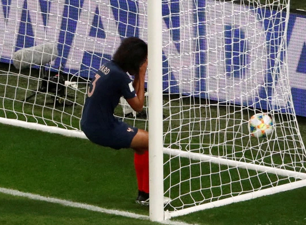 Đây! Pha phản lưới nhà 'tồi tệ' nhất cấp độ World Cup
