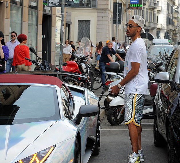 Mặc tin đồn đến Trung Quốc, Aubameyang cực ngầu dạo phố với siêu xe