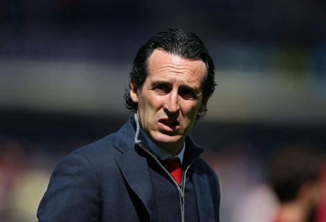 "Emery chỉ đơn giản vứt tôi ra ngoài"