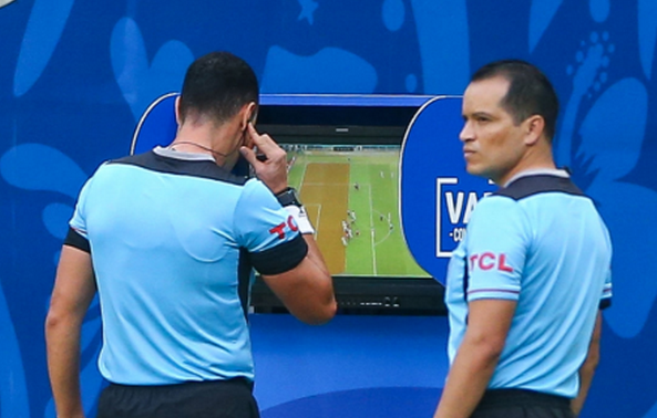 VAR tiếp tục xuất hiện tại Copa America, định đoạt luôn trận đấu