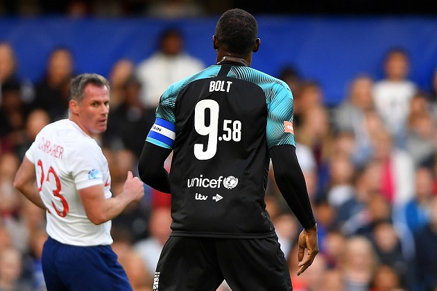 Carragher bị "đồng đội cạch mặt" sau pha tấu hài trước kỉ lục gia nước rút