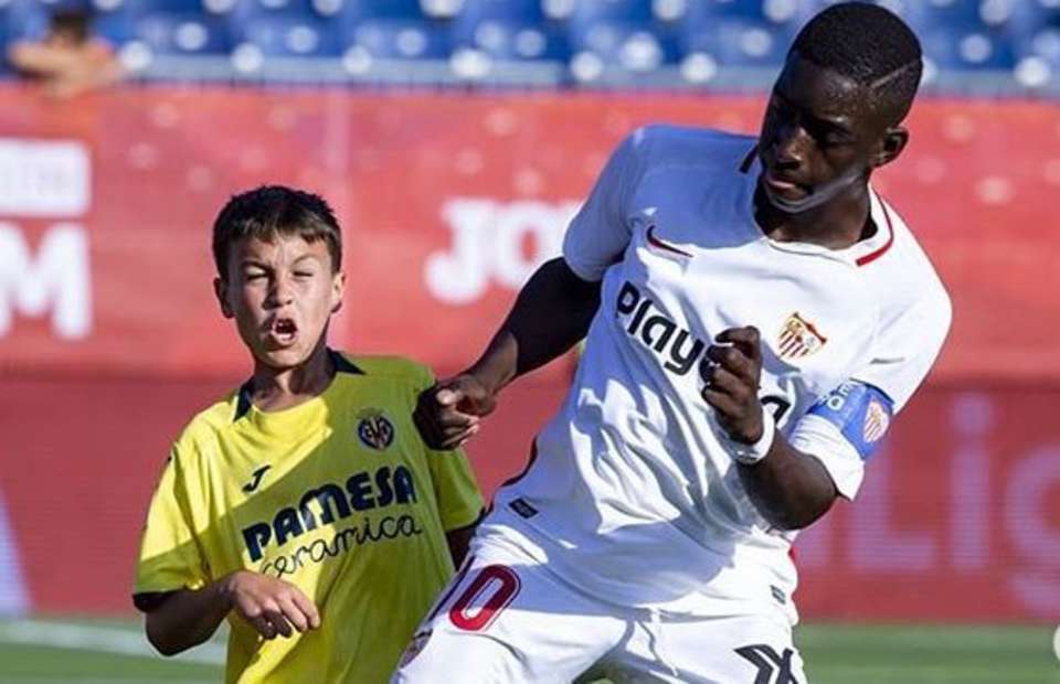 CHOÁNG! 12 tuổi cao 1m75, 'quái vật' Sevilla khiến đối thủ khóc thét