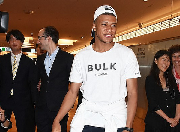 Ảnh bài viết Tạm gác 'thị phi' ở nước Mỹ, Mbappe bất ngờ có mặt tại châu Á