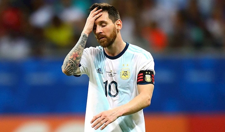 Argentina đang đá bóng hay... "đi chữa bệnh"?