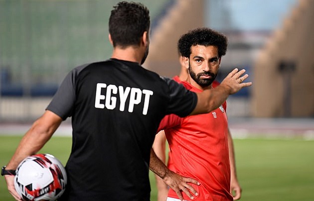 "Messi Ai Cập" xỏ giày luyện tập, các "Pharaoh" sẵn sàng chinh phục CAN Cup