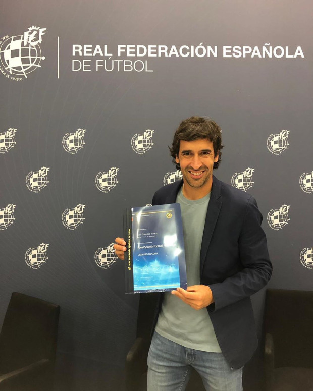 Ảnh bài viết CHÍNH THỨC: Huyền thoại Raul ngồi ghế nóng ở Bernabeu