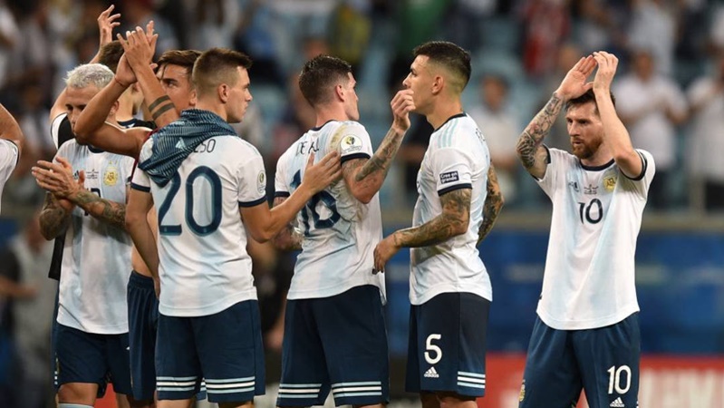 Đây! Phản ứng của Messi sau khi Argentina xém chết "hụt"
