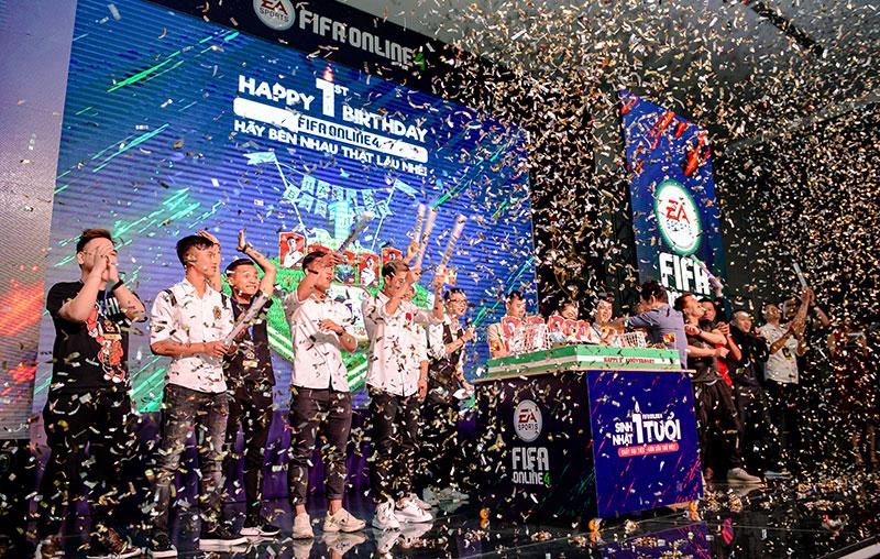 Bất ngờ hành động đội trưởng tuyển Việt Nam tại Đại tiệc Offline - sinh nhật 1 tuổi FIFA Online 4