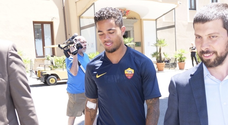 Con trai huyền thoại Kluivert cười tươi trong ngày trở lại AS Roma