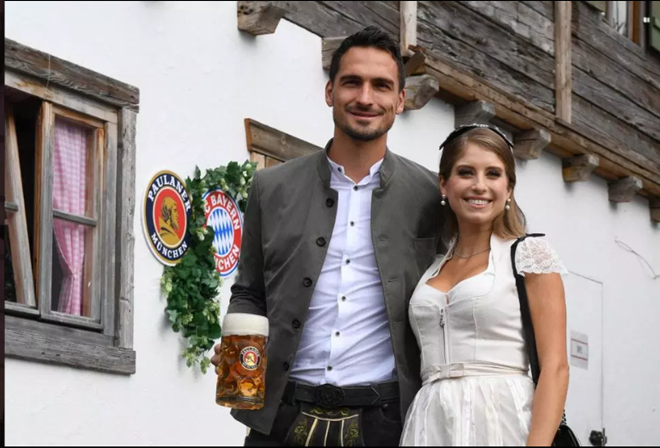 Vợ tuyệt đẹp của Hummels ra hầu tòa vì cáo buộc không trả tiền!
