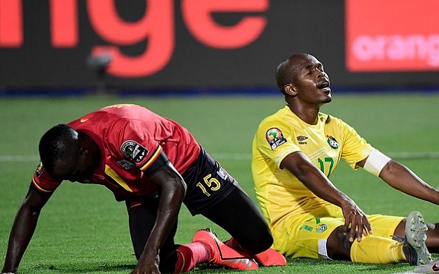 Đối thủ nặng kí của Salah thoát thua sau pha bỏ lỡ của năm