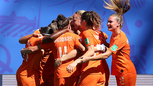 Cuốn phăng Ý, 'Cơn lốc màu da cam' giành vé vào bán kết World Cup