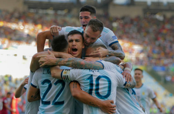 Messi tiếp tục hy sinh, Argentina chính thức điền tên vào trận bán kết 'siêu kinh điển'