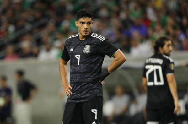 Học theo Luis Suarez, tiền đạo Premier League may mắn được 'giải nguy'