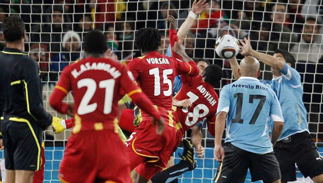 Ngày này năm xưa: Người hùng Suarez đưa Uruguay trở về từ cõi chết