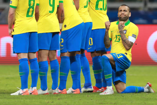'Cạn lời' thủ quân Brazil, ăn mừng trong lúc đang làm hàng rào