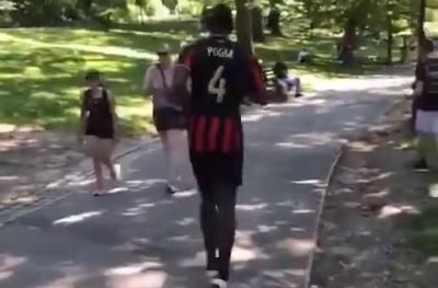 Pogba bất ngờ mặc áo số 4, mặc kệ tin đồn rời Man Utd