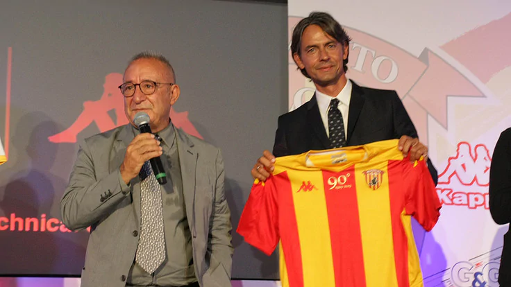 Huyền thoại AC Milan rạng ngời trong ngày ra mắt đội bóng mới