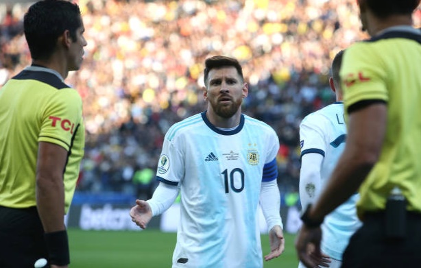Messi bị đuổi, Sanchez chấn thương, Argentina đánh bại Chile giành huy chương đồng