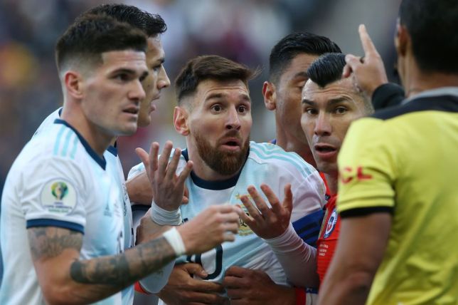 SỐC! Nhận thẻ đỏ rời sân, Messi điên tiết tuyên bố một câu xanh rờn