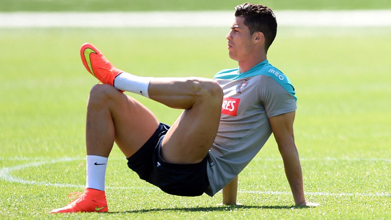 Đang nghỉ hè, Ronaldo vẫn có hành động khiến làng túc cầu thán phục