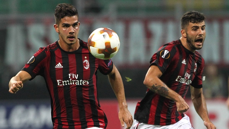 AC Milan gặp khó trong việc tìm người đá cặp với “vua dội bom” Serie A