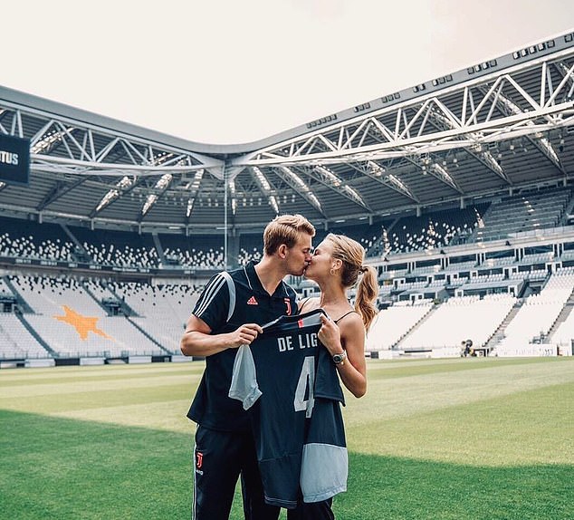 Ảnh bài viết Chốt xong số áo, De Ligt ôm hôn bạn gái xinh đẹp đắm đuối