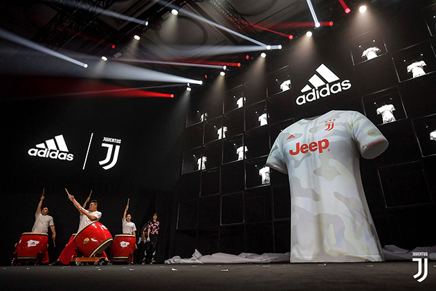 Ronaldo cùng đồng đội công bố áo sân khách cực 'chất' của Juventus