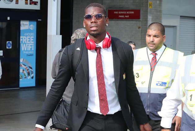 Về lại Anh, Pogba hành tung lạ, Lukaku chán nản ngó lơ fan