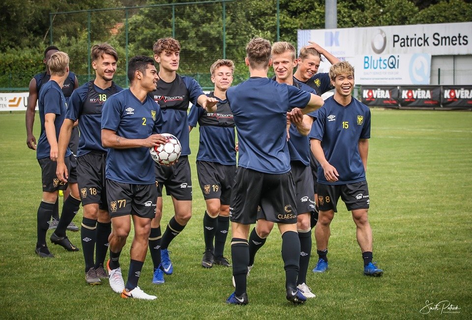 Ảnh bài viết Cầu thủ Liverpool tận tay phục vụ coffee cho Công Phượng