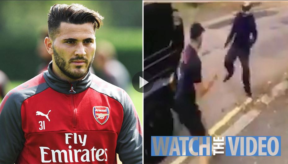 Ảnh bài viết SỐC! Gặp cướp có dao, Kolasinac 'cân 2' để Ozil chạy trước