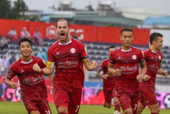 CLB TP.HCM trên đỉnh V-League và "món đặc sản" Fergie Time