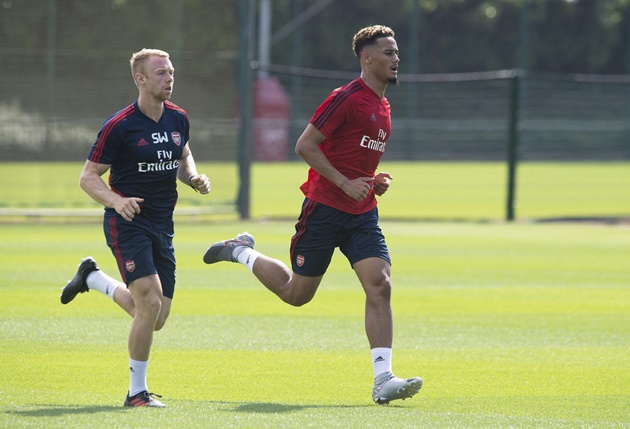Video William Saliba tập luyện buổi đầu ở London Colney