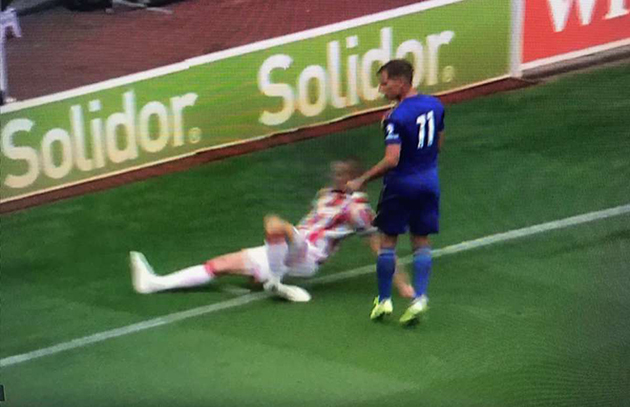 Kinh hoàng! 'Máy chém' Shawcross chấn thương giống hệt cách Ramsey từng bị